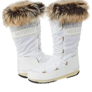 The must have boot! Brand New still in box. 😎🤍👢 Stay stylish&warm this winter